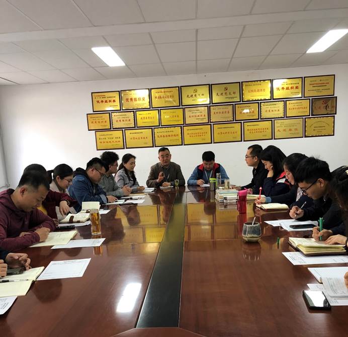 说明: 会议室里的人们描述已自动生成