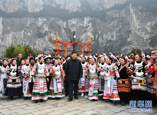  2月3日至5日，中共中央总书记、国家主席、中央军委主席习近平来到贵州考察调研，看望慰问各族干部群众，向全国各族人民致以美好的新春祝福。这是3日下午，习近平在毕节市黔西县新仁苗族乡化屋村考察结束时，乡亲们依依不舍簇拥着总书记，齐唱苗家留客歌。新华社记者 谢环驰 摄