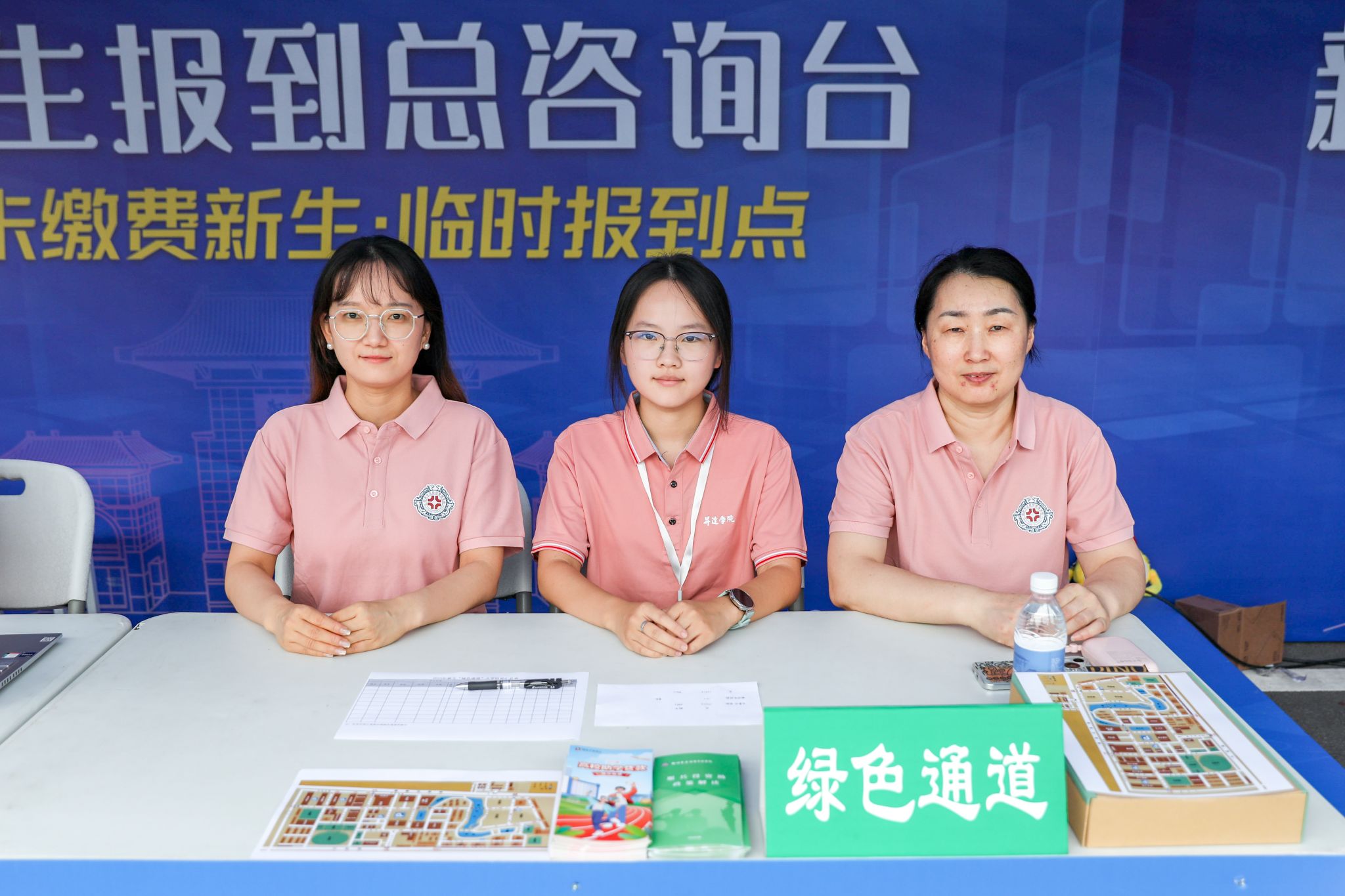 我校2025级新生“绿色通道”工作暖心启航