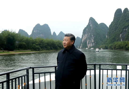  4月25日至27日，中共中央总书记、国家主席、中央军委主席习近平在广西考察。这是25日下午，习近平在桂林市阳朔县，乘船考察漓江阳朔段。 新华社记者 鞠鹏 摄