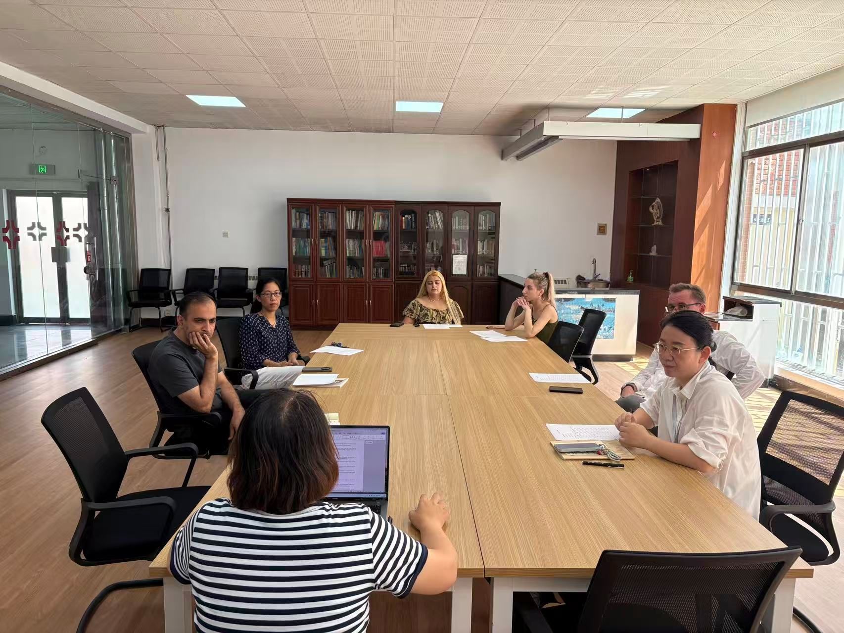 国际交流处联合外语学院组织召开新学期外教工作会议